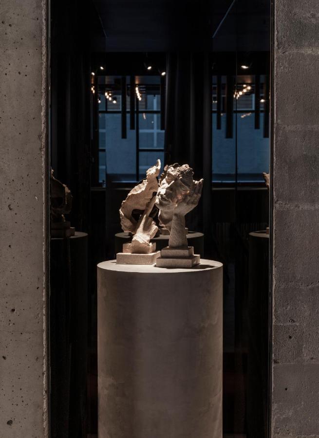 Lancemore Crossley St. Мелбърн Екстериор снимка Sculpture by the artist