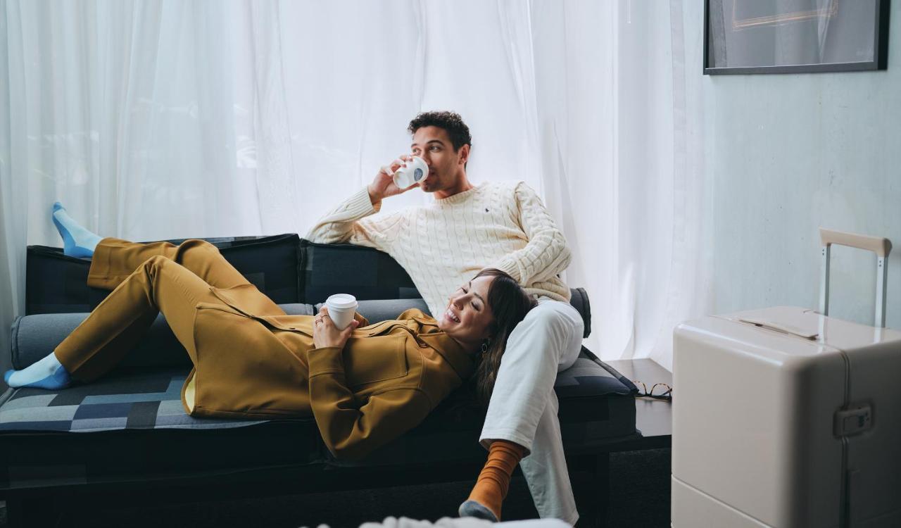 Lancemore Crossley St. Мелбърн Екстериор снимка A couple relaxing at home